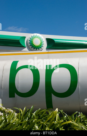 Station essence BP, avec capot arborant le logo et un navire-citerne en couleurs BP au premier plan avec la frontière. Banque D'Images