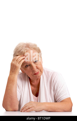 Portrait de malades âgés de woman touching head and looking at camera Banque D'Images