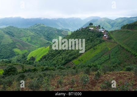 Vue de l'At village de lacet et les collines environnantes dans l'Etat Shan. Myanmar Banque D'Images