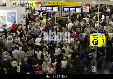 Terminal Sud de l'aéroport de Gatwick zone d'enregistrement. Photo par James Boardman Banque D'Images