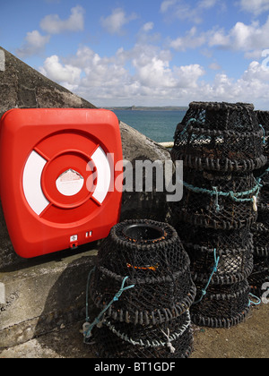 Des casiers à homard et lifebouy avec vue sur le port de Newlyn St. Michaels Mount Banque D'Images