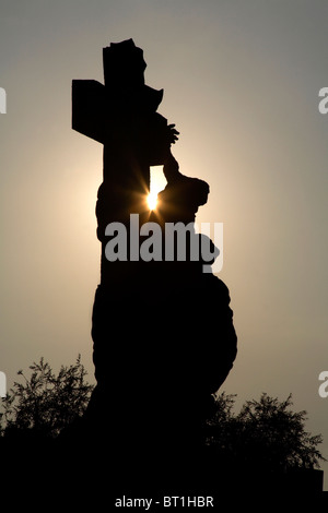 Prague - statue de st. Luitgarda et Christ sur le Pont Charles, M.B. Braun, 1710 - silhouette Banque D'Images