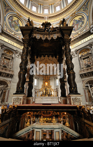 Rome. L'Italie. Le 17e siècle Baldacchino, 1623-34, par Gian Lorenzo Bernini, l'intérieur de la Basilique Saint Pierre. Banque D'Images