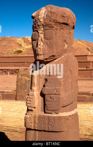 Une statue antique, El Fraile, au site archéologique de Tiwanaku, une civilisation Inca, en Bolivie. Banque D'Images