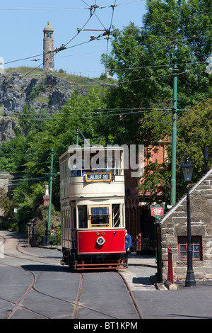 Les touristes à bord d'un tramway en face de l'ancien bâtiment de l'Assemblée Derby Chambres à Crich Tramway Museum dans le Peak District Banque D'Images