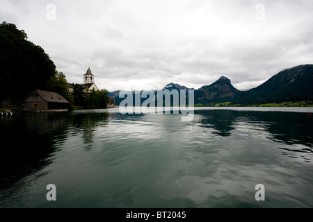 Le lac alpin autrichien de Wolfgangsee et la montagne de Salzkammergut. Banque D'Images