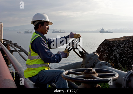 Huile Luba Freeport. Soutage à quai pour les navires prenant sur le carburant du réservoir d'huile farm Banque D'Images