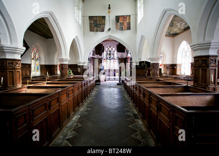 Vue intérieure de l'église Staunton Harold, une église anglicane gothique anglaise dans le Leicestershire, montrant les bancs en bois, les arches et les vitraux. Banque D'Images