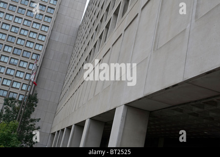 Le quartier général de la Défense nationale (QGDN) est vu à Ottawa lundi 27 septembre 2010. Banque D'Images