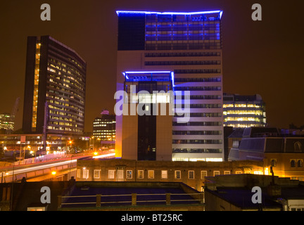 Le centre de Croydon Surrey en Angleterre dans la nuit Banque D'Images