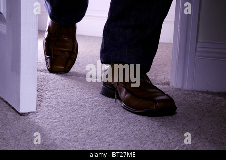 Close up of a man's pieds entrer dans une porte Banque D'Images