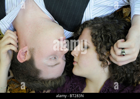 Un jeune couple est la compagnie les uns des autres. Ils sont profondément en amour et veulent être proches, pour toujours. Photos par Darrell Young Banque D'Images