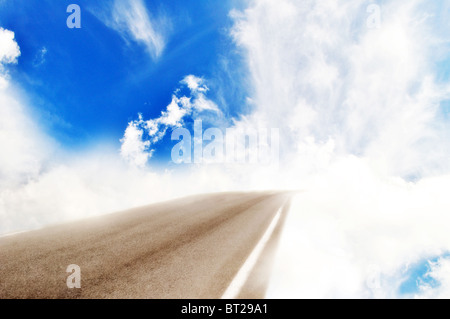 Le ciel route tourner en nuages sur ciel bleu Banque D'Images
