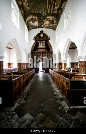 Vue intérieure de l'église Staunton Harold, une église anglicane gothique anglaise dans le Leicestershire, montrant les bancs en bois, les arches et les vitraux. Banque D'Images