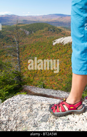 Une vue panoramique de la randonnée dans les Montagnes Blanches du New Hampshire avec des feuilles d'automne en arrière-plan. Banque D'Images