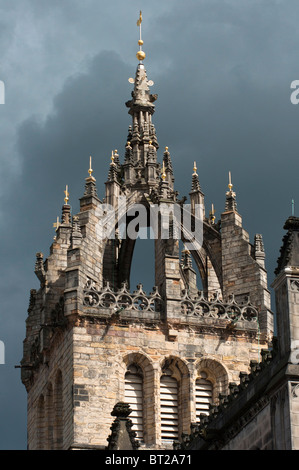 La cathédrale St Giles sous un ciel assaut , Royal Mile, Edinburgh, Ecosse. Banque D'Images