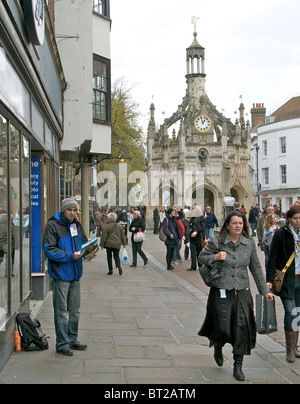 Un "gros problème" le vendeur dans la rue East, Chichester, Sussex avec les consommateurs - EDITORIAL UTILISEZ UNIQUEMENT Banque D'Images