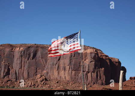 Drapeau le long de la vallée de Navajo de Monument Valley Navajo Tribal Park en Arizona et l'Utah, United States, 15 juin, 2010 Banque D'Images