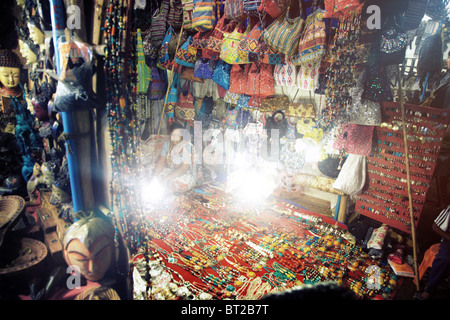 Editorial photo du commerçant femme assise dans sa boutique au marché de nuit. L'Inde, Goa Banque D'Images