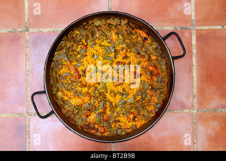 Recette riz Paella Espagne méditerranéenne sur tôle ronde sol argileux Banque D'Images