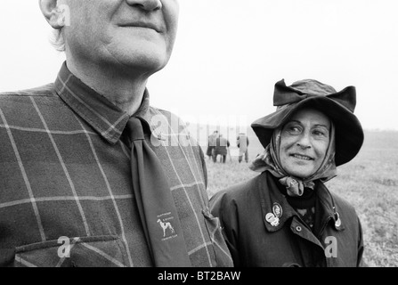 Les spectateurs à un lièvre qui courait rencontrez près de Huntingdon-avant l'interdiction en 2005. Banque D'Images