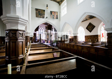 Vue intérieure de l'église Staunton Harold, une église anglicane gothique anglaise dans le Leicestershire, montrant les bancs en bois, les arches et les vitraux. Banque D'Images