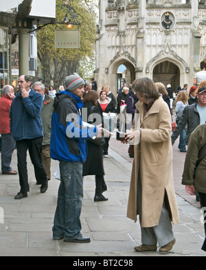 Un "gros problème" le vendeur dans la rue East, Chichester, Sussex avec les consommateurs - EDITORIAL UTILISEZ UNIQUEMENT Banque D'Images