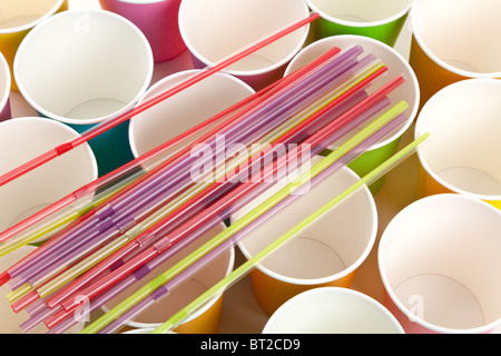 Gobelet jetable en papier et paille Banque D'Images