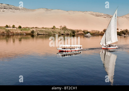 Egypte Assouan Bateaux passé désert Paysage Banque D'Images