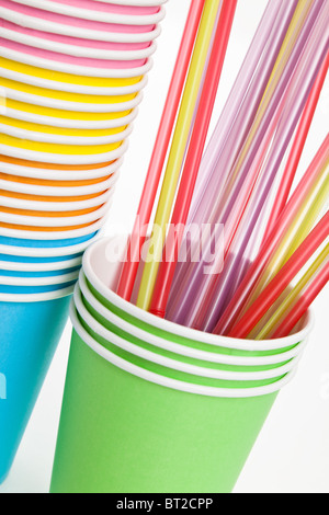 Gobelet jetable en papier et de paille avec fond blanc Banque D'Images