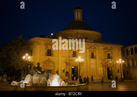 Basilique de la Virgen de los Desamparados et la fontaine de la Turia au crépuscule dans la Plaza de la Virgen, Valencia Espagne Banque D'Images