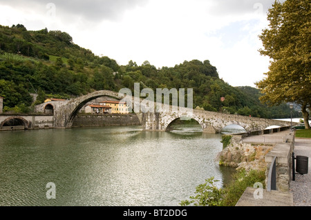 Ponte della Maddalena, Borgo a Mozzano, Toscane, Italie. Également connu sous le nom de Ponte del Diavolo. Banque D'Images