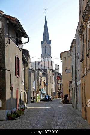 Scène de rue de la ville médiévale de St Loup Deux-sèvres France Banque D'Images