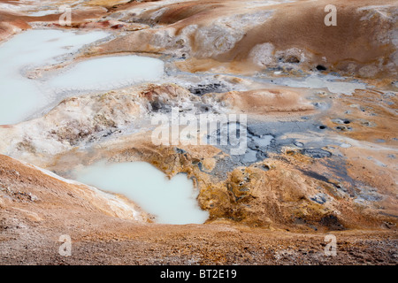 Les piscines de boue bouillonnante et géothermique la masse sur la montagne Krafla Myvatn, près de l'Islande. Banque D'Images