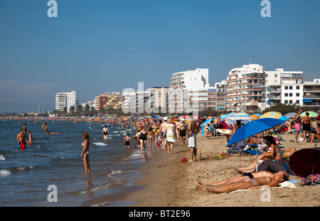 Les gens en train de bronzer sur la plage de la plage de roses roses à l'Emporda Catalogne Espagne Banque D'Images