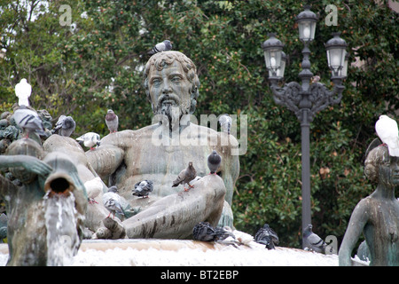 Pigeons sur les statues de la fontaine de la Turia, Plaza de la Virgen, Valencia Espagne Banque D'Images