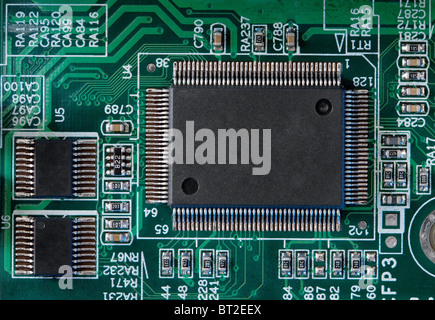 Microphoto d'un système intégré de couleur noire de microcircuits Banque D'Images