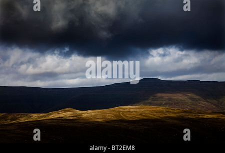 Les nuages de tempête réunissant plus Waun Fach plus haut sommet de la Montagne Noire, le Parc National des Brecon Beacons au Pays de Galles UK Banque D'Images