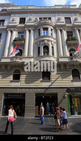 Serbie, Belgrade, la rue Knez Mihailova, personnes, des boutiques, de l'architecture, Banque D'Images