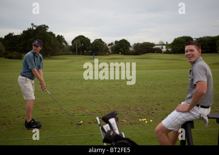 Deux golfeurs taquiner l'autre. Banque D'Images