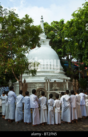 Temple Gangaramaya est situé près de Beira Lake à Colombo. Banque D'Images