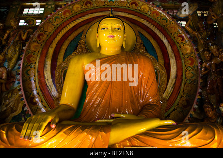 Bouddha à Temple Gangaramaya est situé près de Beira Lake à Colombo. Banque D'Images