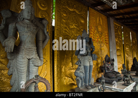 Temple Gangaramaya est situé près de Beira Lake à Colombo. Banque D'Images