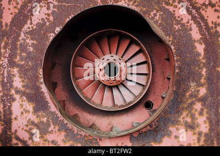Old rusty metal turbine sur peel off contexte Banque D'Images