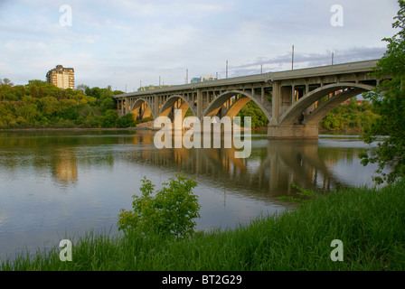 1932 pont Broadway monument à Saskatoon, Saskatchewan, véhicule du doyen arche en béton pont enjambant la rivière Saskatchewan Sud Banque D'Images