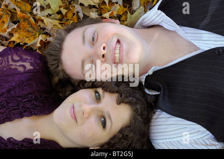 Un jeune couple est la compagnie les uns des autres. Ils sont profondément en amour et veulent être proches, pour toujours. Photos par Darrell Young. Banque D'Images