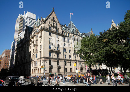 Les fans et les touristes en face de la Dakota - dernière demeure de John Lennon, près de Central Park à New York City Banque D'Images