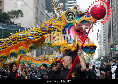 Dragon est effectué vers le bas de la rue du marché par les participants à San Francisco pendant le défilé du Nouvel An chinois dans l'année du Tigre. Banque D'Images