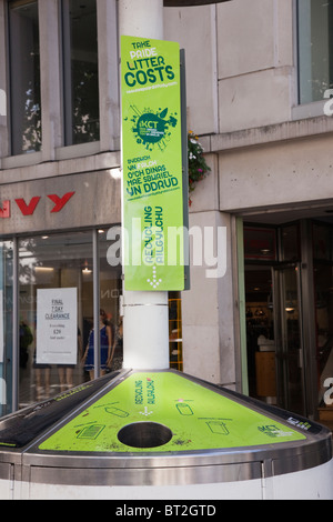 Bac de recyclage avec bi-lingue signer dans le centre ville. Pays de Galles, Royaume-Uni, Angleterre. Banque D'Images