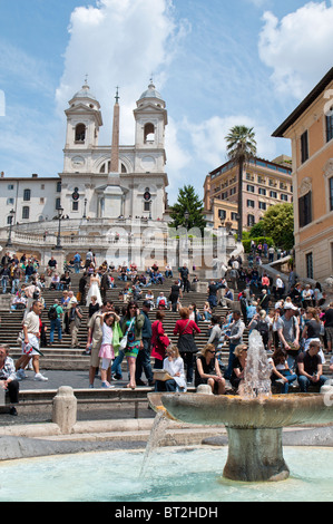 Place d'Espagne avec Fontana della Barcaccia, l'église de Trinita dei Monti, Rome, Italie Banque D'Images